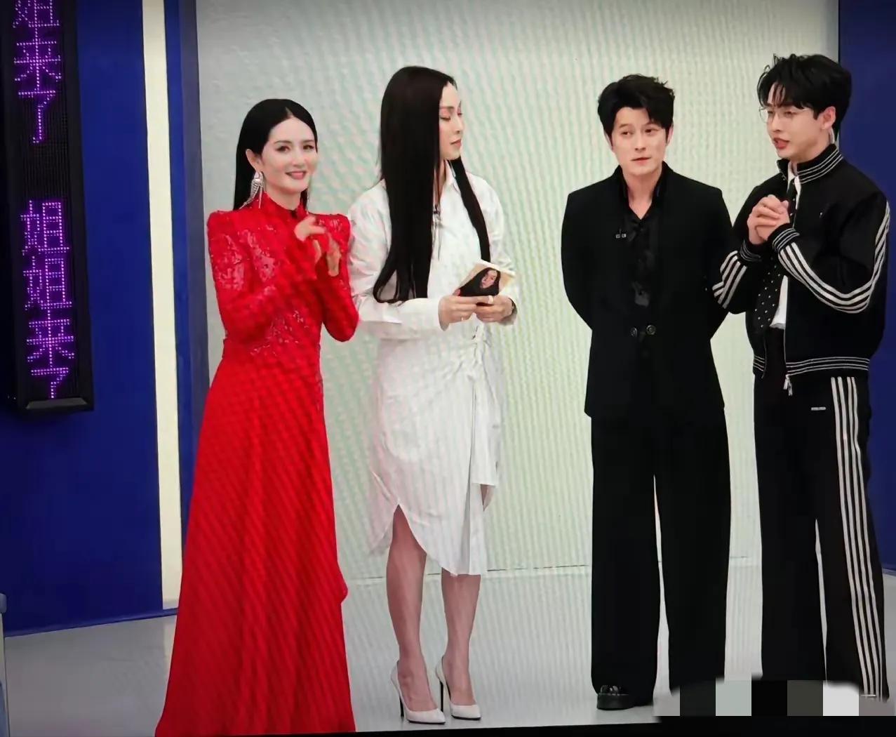 谢娜，翻车了！
 
4月2日晚上，《乘风2026》刚直播，谢娜就翻车了，全程尬聊