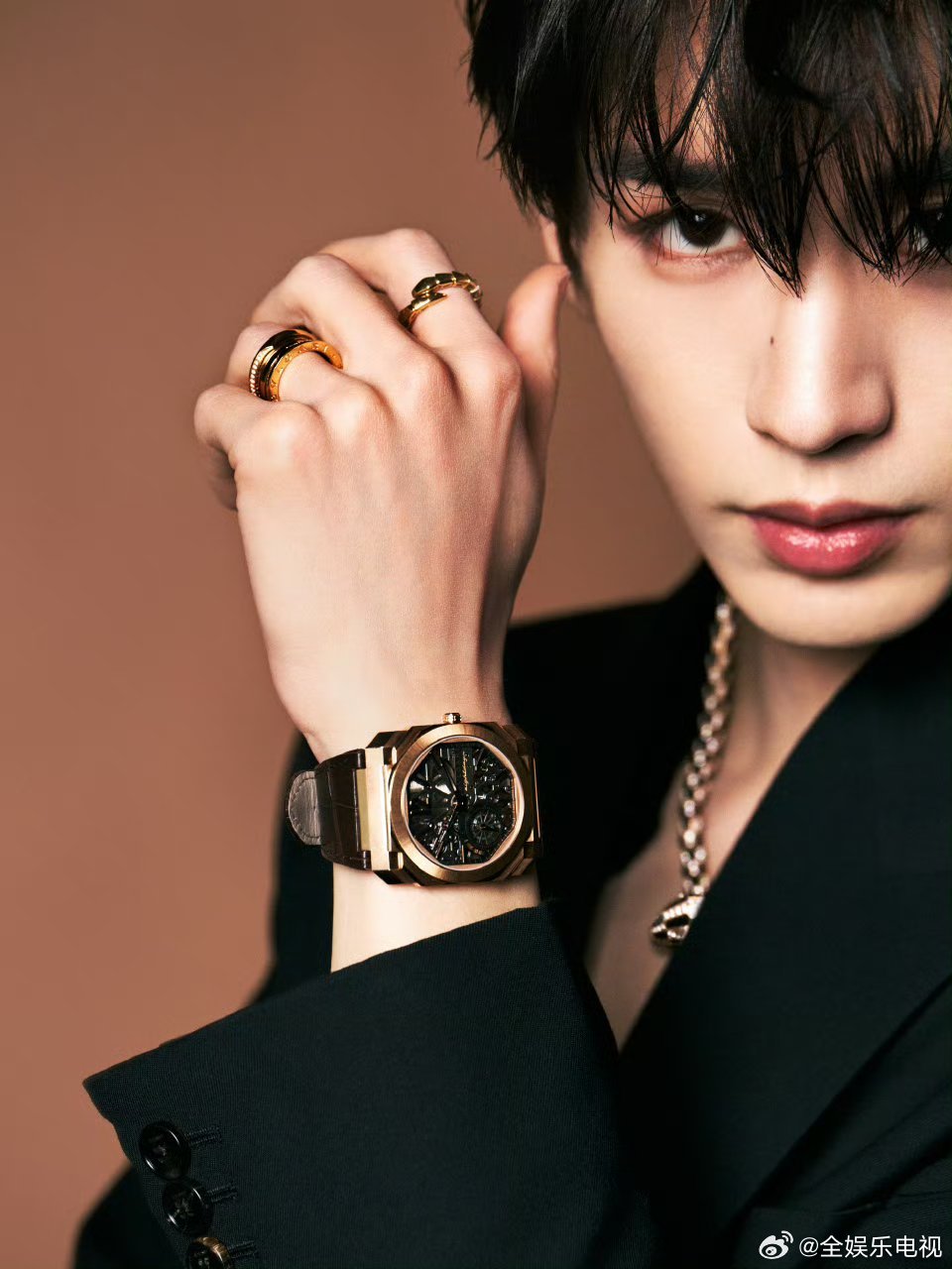 张凌赫男模下车妈呀张凌赫今天真的好帅！张凌赫下车这一秒