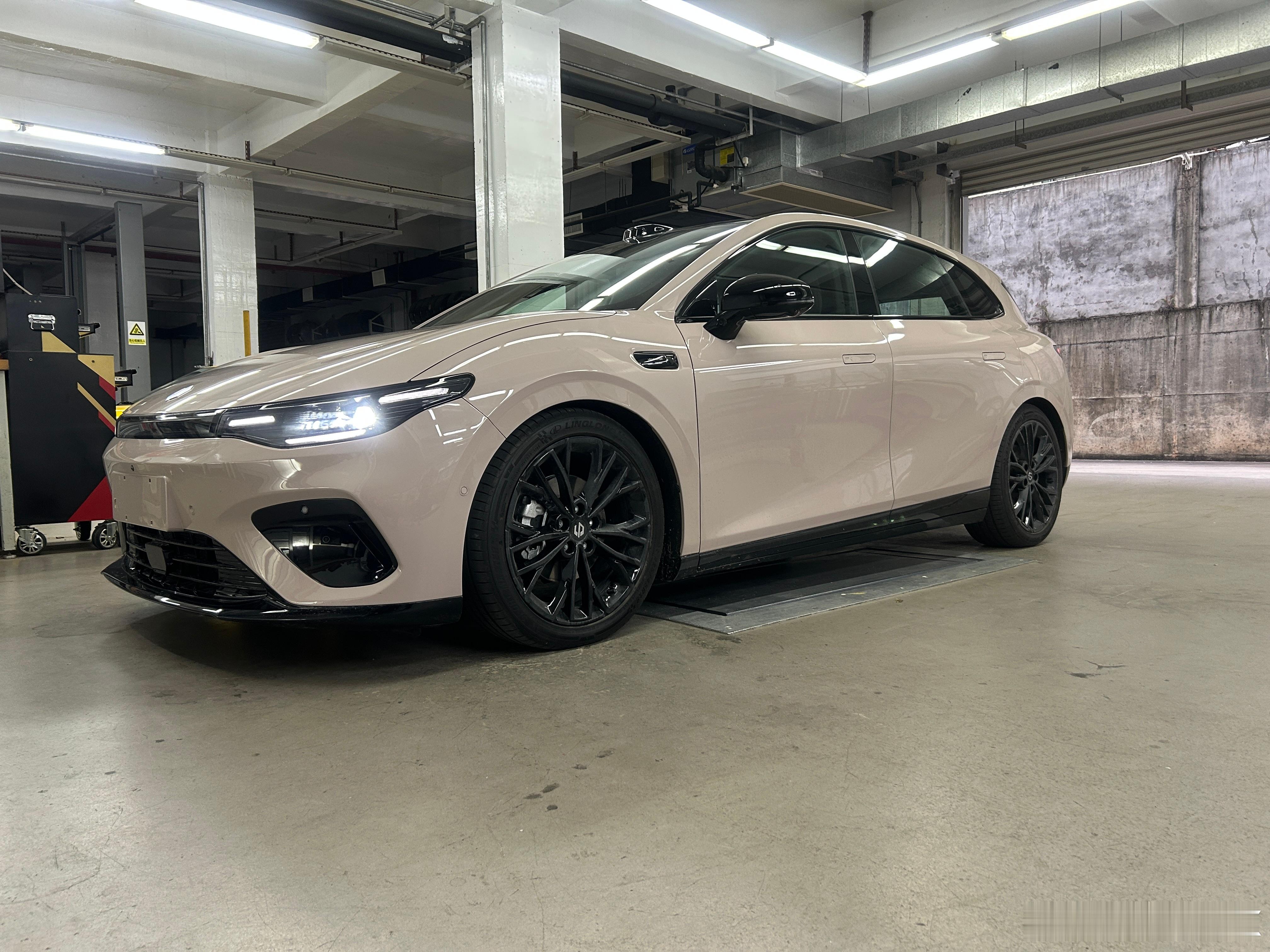 零跑Lafa5安装BC绞牙后的姿态目前原装轮毂的状态就很好看前翼子板到胎面17m