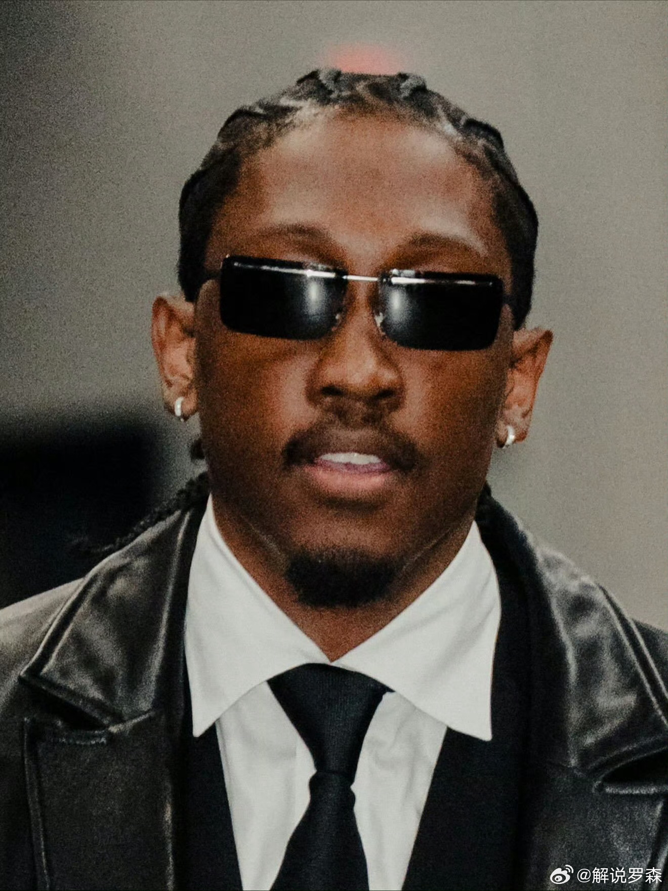 雷霆赢球加上杰威得分到20，我送一双篮球鞋。预感很强烈，明天要送出第一双！ 