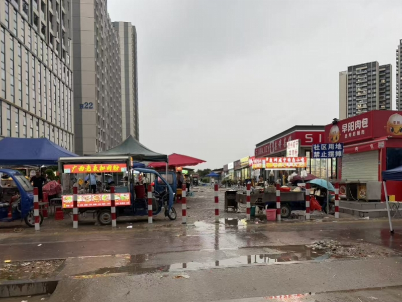 #东莞一集装箱夜市遭周边商户反对#【东莞一村地块设置集装箱夜市引发周边商户反对，