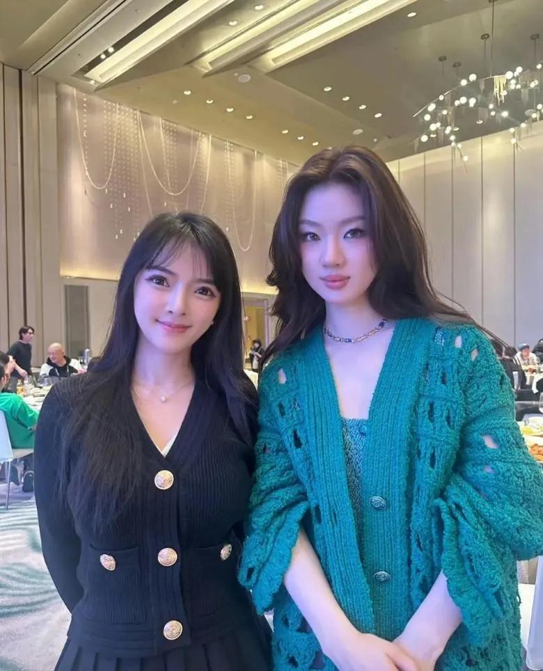 单依纯与路人同框，竟被“民间美女”抢了风头？这颜值太绝了！
 
谁能想到，单依纯