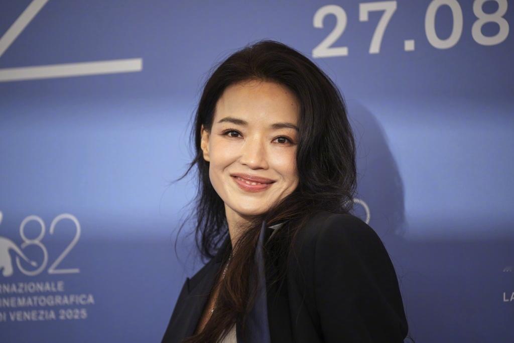 舒淇导演首作威尼斯首映 舒淇携《女孩》剧组亮相威尼斯电影节~舒淇看她的主演的眼神