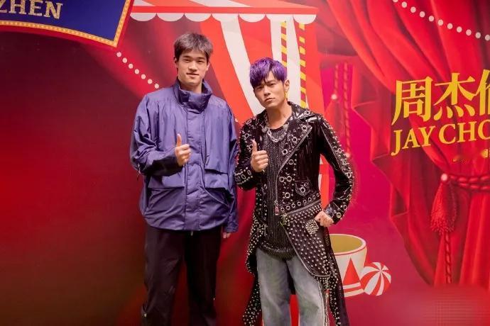 潘展乐周杰伦合照闪亮登场啦[机智]！
咱奥运会冠军潘展乐那家伙，晒出和周杰伦的合