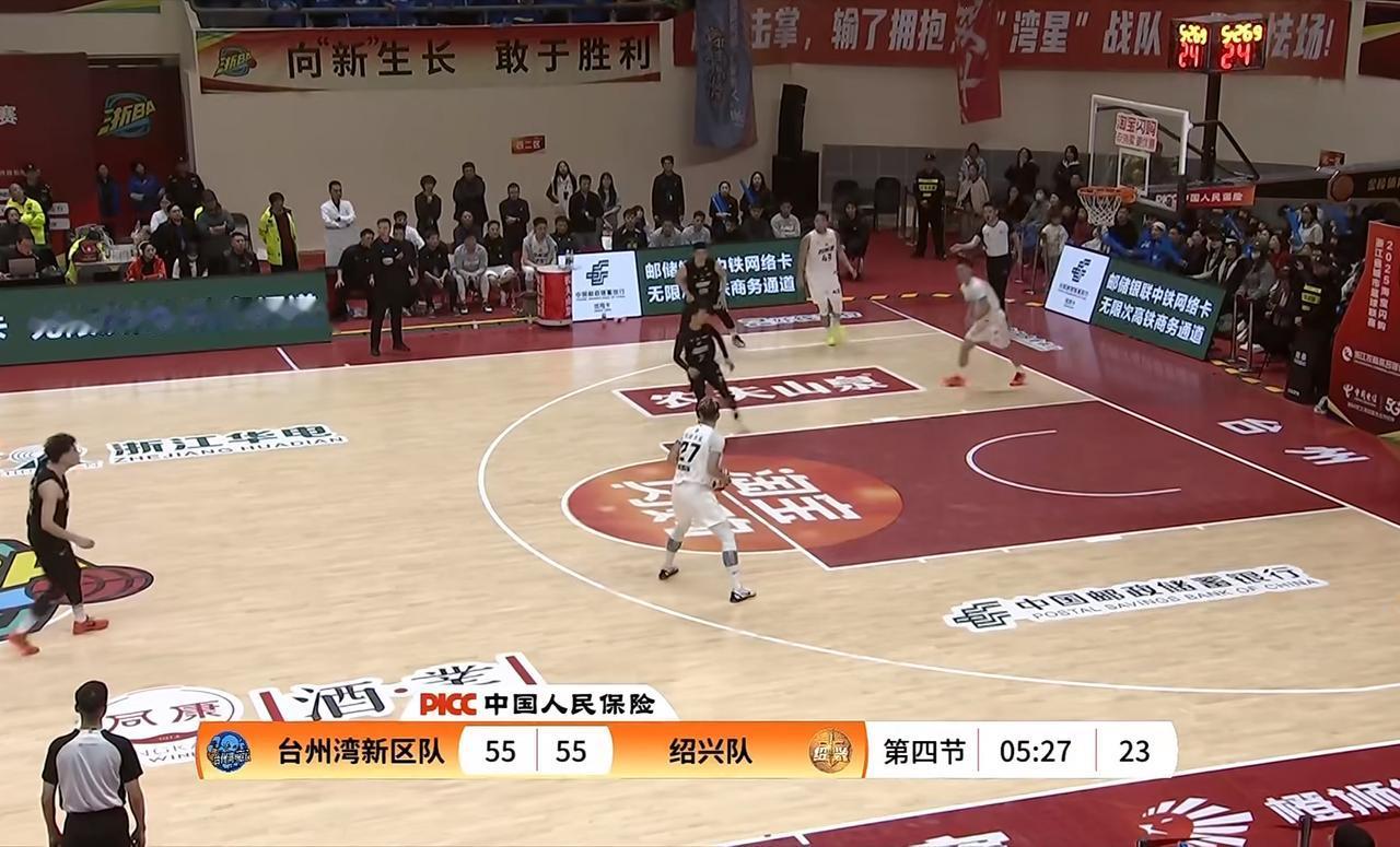 61分也能赢！绍兴队再下一城，帅气男大苦吞败果！
台州湾新区队开心了47.5分钟