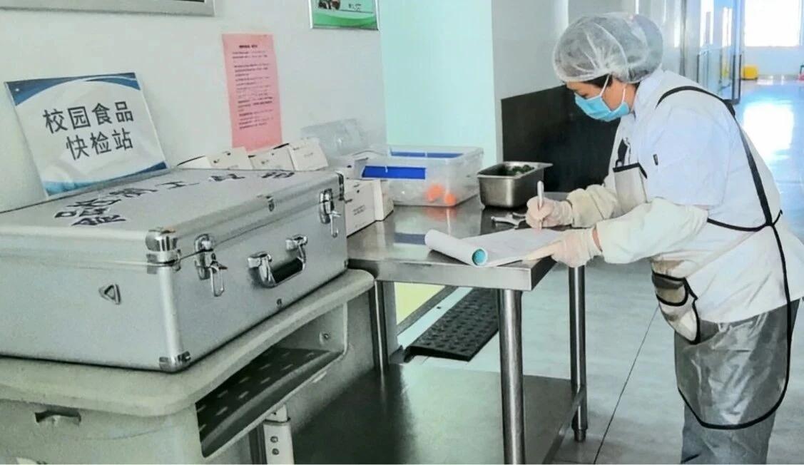 新学期放心干饭！“妈妈快检员”暖心上线

“这批青菜农残检测合格，肉品药残筛查通