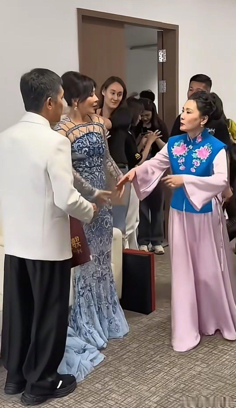 聊起梁朝伟，演技毋庸置疑是封神级别的，但私下里的性格，总让人忍不住感慨一句：影帝