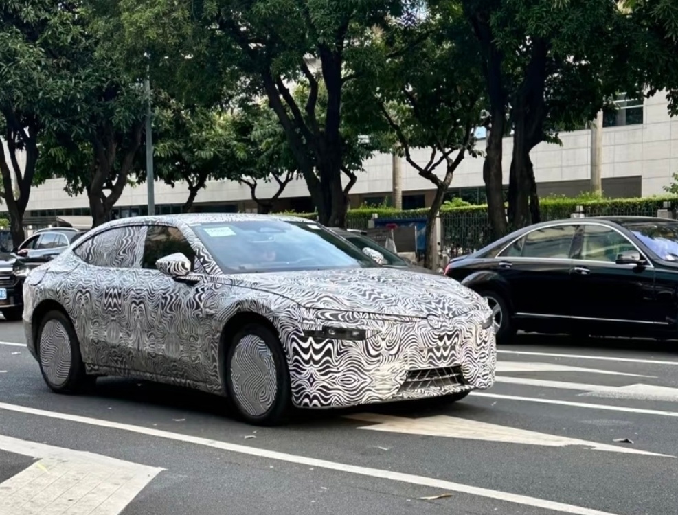 谍照是汽车圈常见的预热方式，在官方发布前，通过非官方渠道流出测试车照片，让大家提