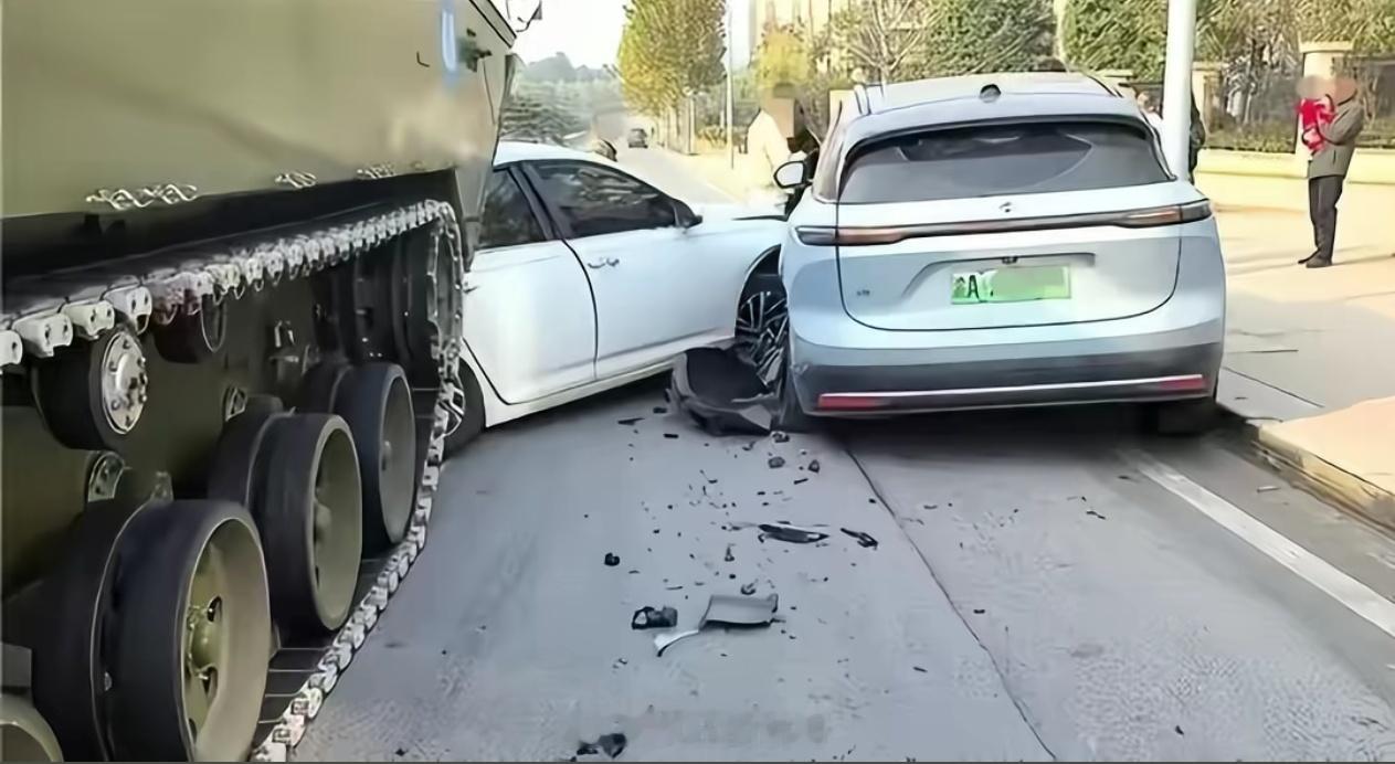 保险公司都不知道怎么赔了吧？装甲车怎么定损？重庆一辆白车，在路口违规掉头，撞上了