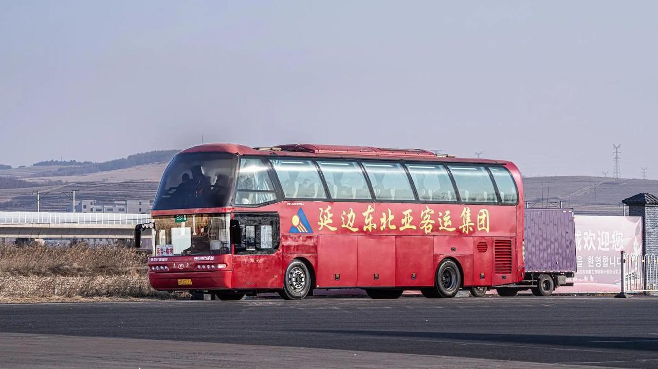 早十多年纵横全国长途运输的卧铺大巴，因安全问题被国家全面禁行。理由是双层卧铺车身