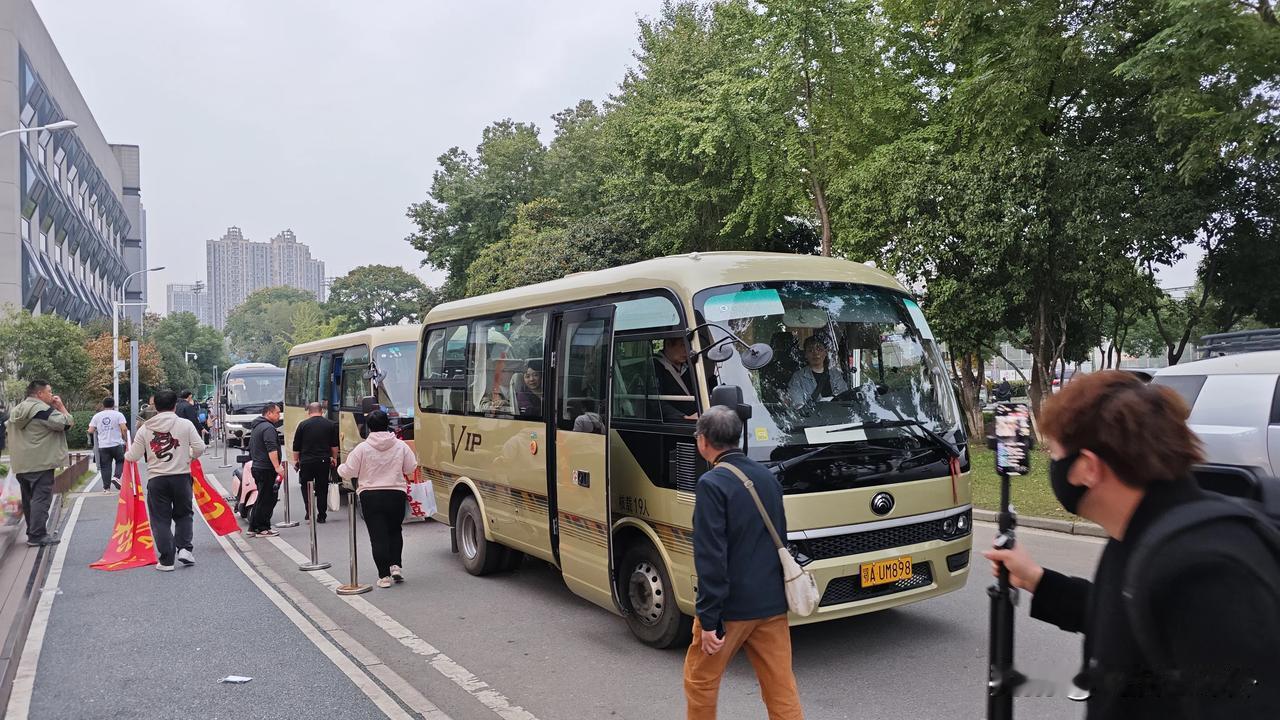 汉超，蔡甸区还组织免费大巴送球迷来汉口观賽
武汉城市足球超级 蔡甸