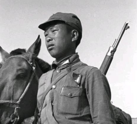 1973年，农民钟发镇被人诬陷是汉奸，他感到非常的委屈，经常夜里独自落泪。就在他