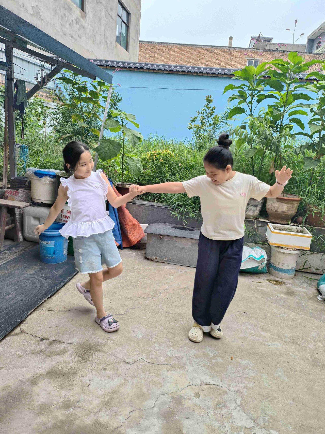 我的今日状态：😁轻松愉快
我这里的天气：☁️阴天小院嬉闹，牵手奔跑，童年最简单