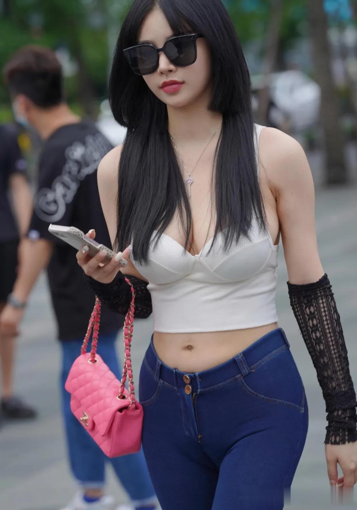 你觉得自己穿上的衣服是好看的，从心里是自信，这样才叫“穿衣自由”。


 