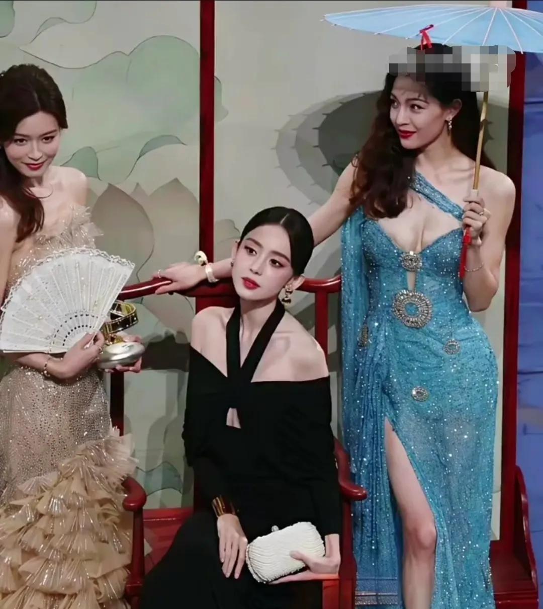 有目共睹，相对于文咏珊的温婉，钟楚曦的性感，感觉还是超凡脱俗的娜扎更好看。

古