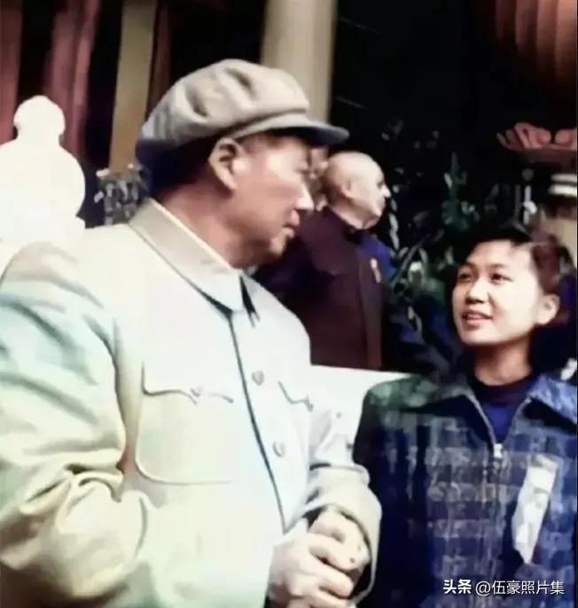 1951年国庆节，毛泽东主席与郝建秀在天安门城楼上亲切交谈。郝建秀，1935年生