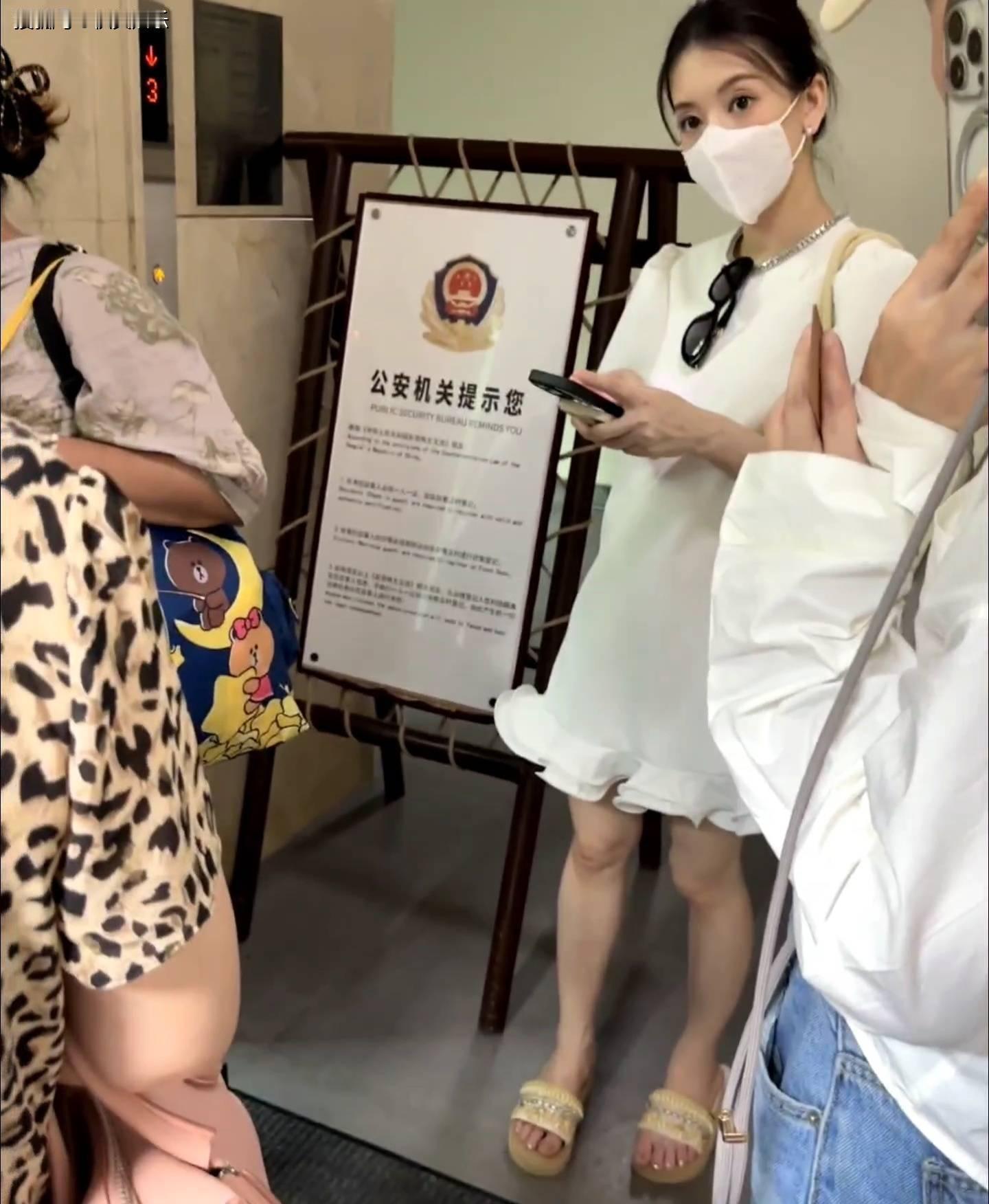 郭富城妻子方媛孕期近照曝光，孕肚明显四肢纤细。膝盖臃肿疑似受伤引关注，网友纷纷留