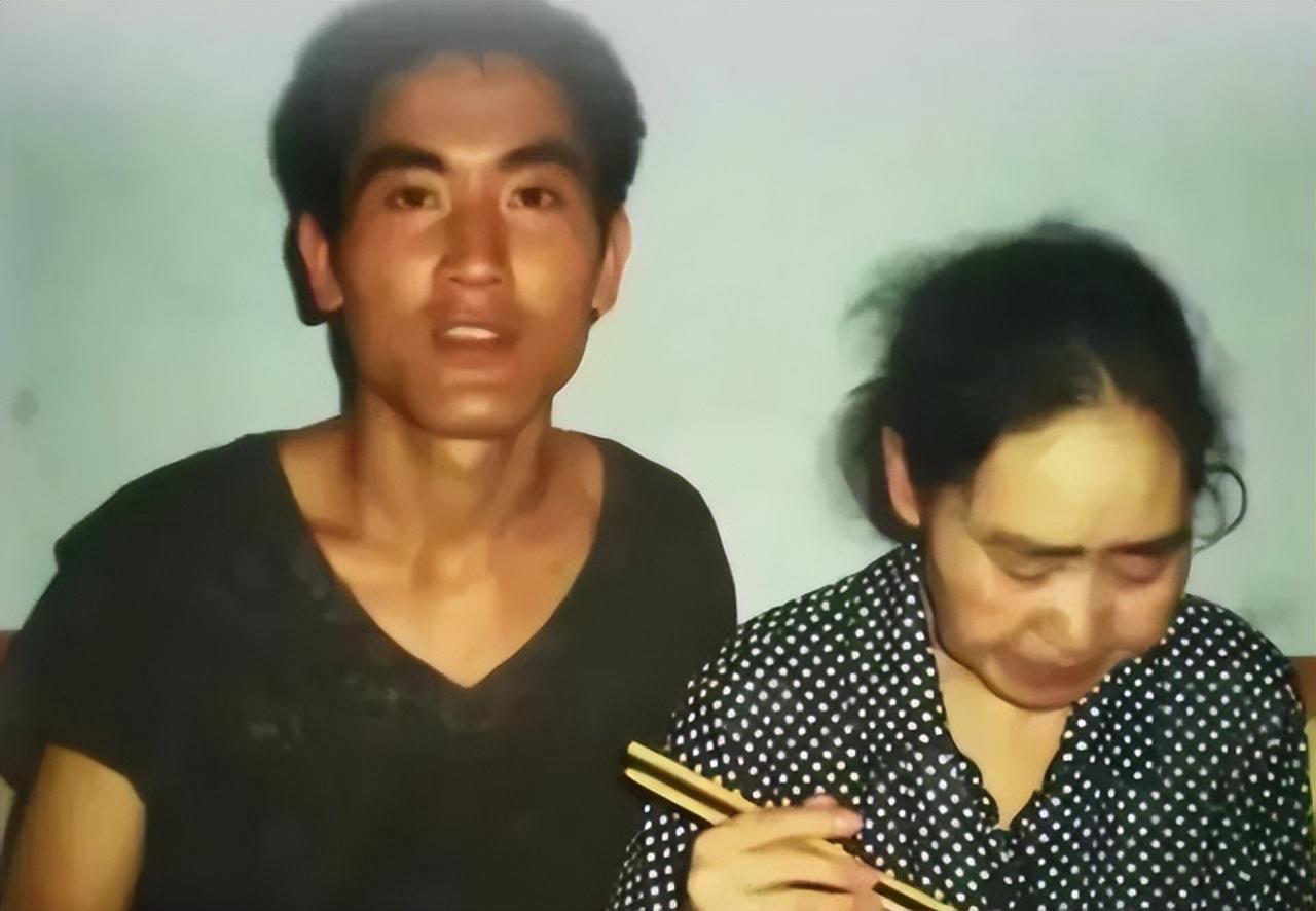 2008年，刘秀祥背着疯娘上大学，感动了全中国，实现走出大山的愿望。可是，谁也没