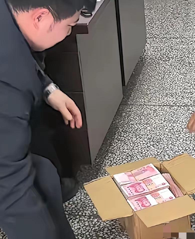 近日，重庆沙坪坝一快递小哥察觉货物异常，快递小哥:“说是邮寄的水果，我闻到箱子里