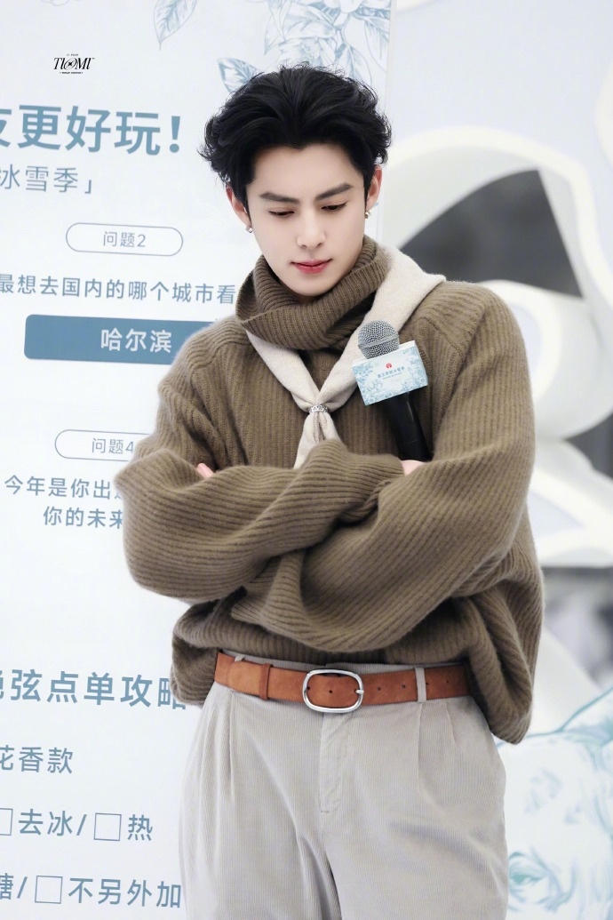 王鹤棣给粉丝展示秋裤 哈哈哈王鹤棣也太可爱了吧！叮嘱粉丝保暖还顺手展示了一把秋裤