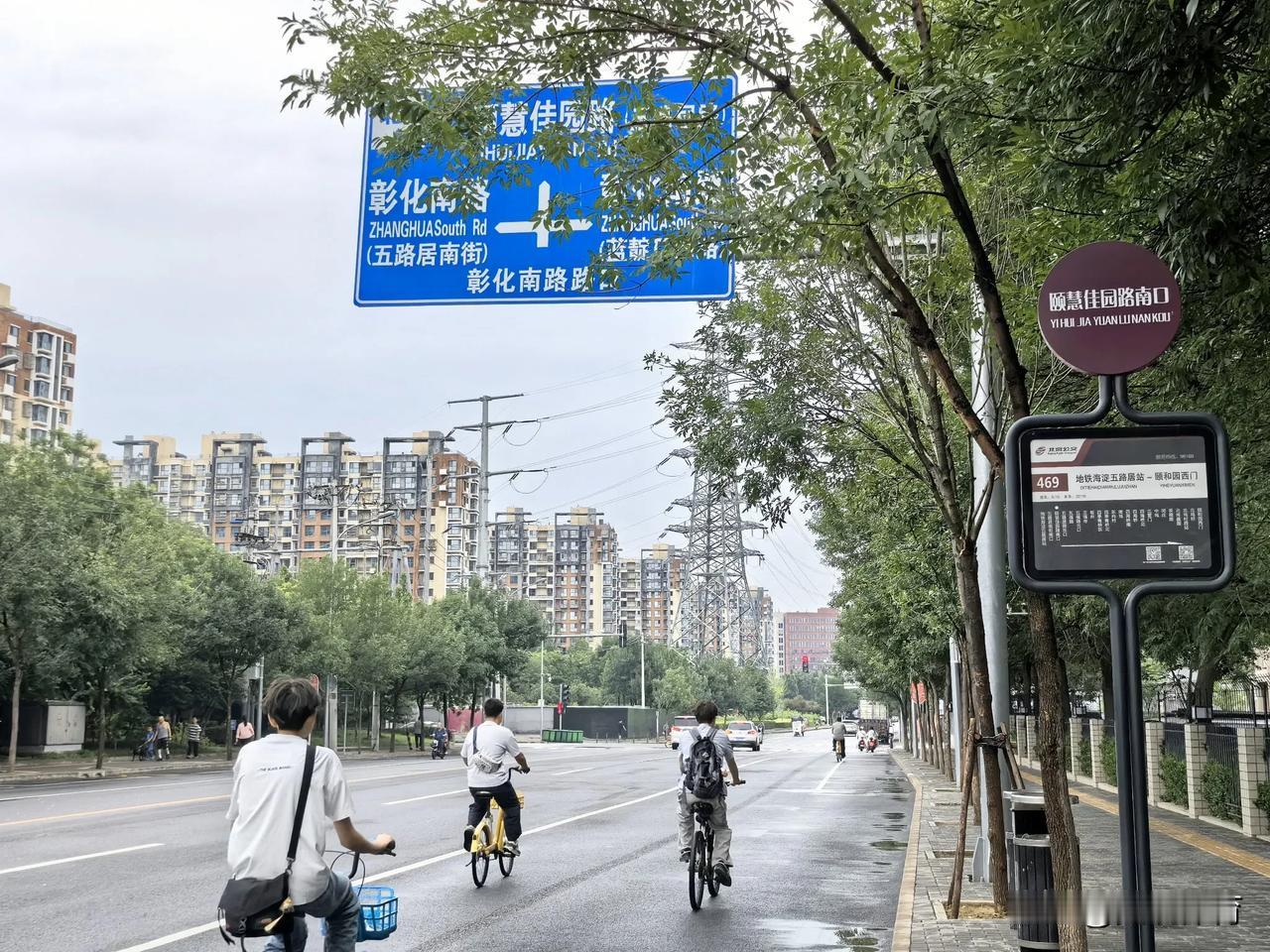 坏消息是眼见469公交驶离车站，好消息是下一轮正在开来，而且是新投放运营的“红色