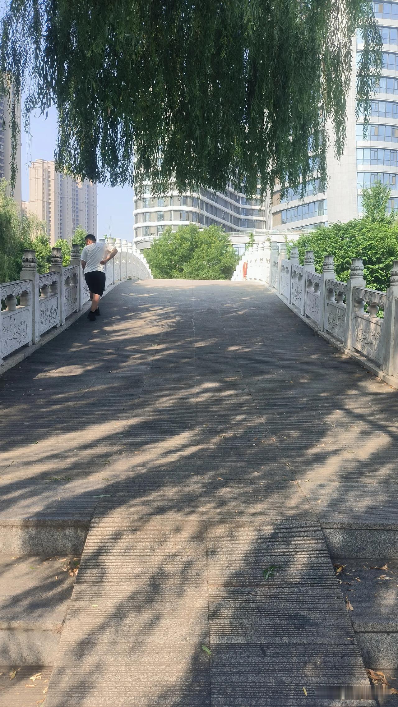 别再搞混！东湖边上这条河根本不属于东湖，是保定黄花沟

保定东湖公园南园，有一座