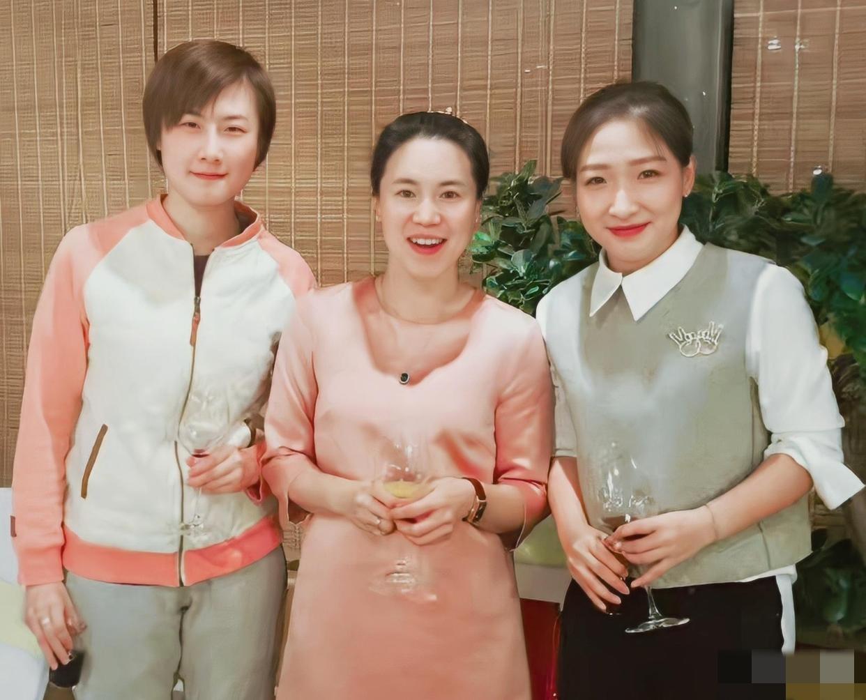 3位女乒名将合照：丁宁身材高挑，金发拉风，凤眼如虹；王楠眉似新月，樱唇榴齿，笑意