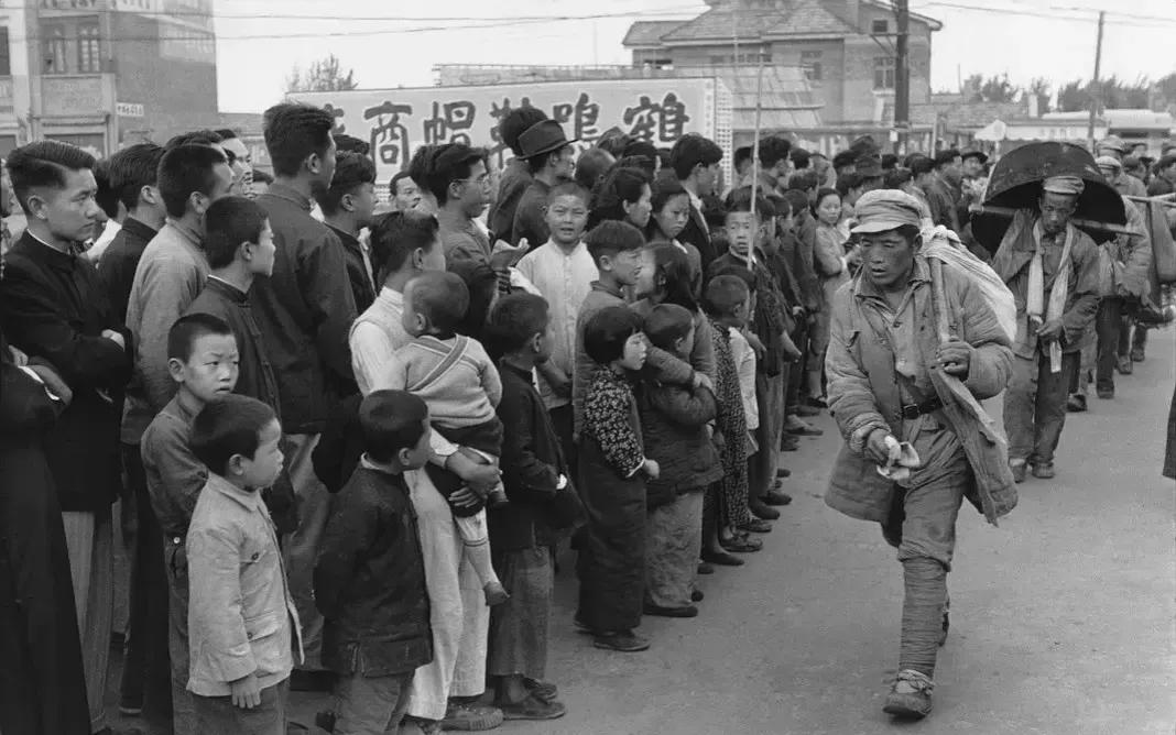 1949年4月24日南京解放，在市民的关注下首批解放军战士进入南京城。