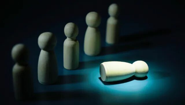 【媒体：被AI“优化”掉的劳动者，究竟该由谁来负责？】#出现多起AI替岗纠纷# 