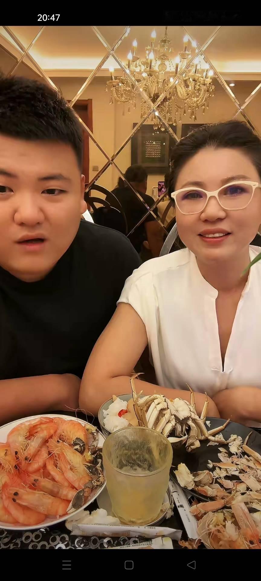 我和我家老板，像不像二饼