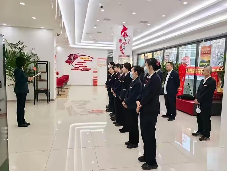 吉林爆出堪称年度职场最大翻车案件，一家资本金仅有一个亿的村镇银行，靠着顶名借贷垒
