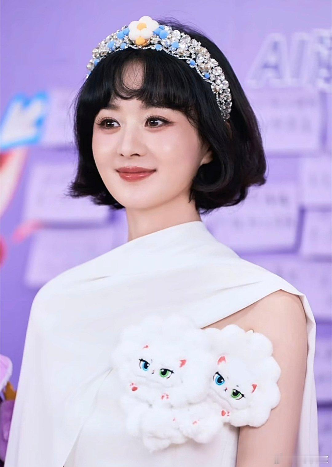 赵丽颖今天没戴发夹赵丽颖没有戴发夹今年真的好久没看到赵丽颖了，状态依旧不错前段时