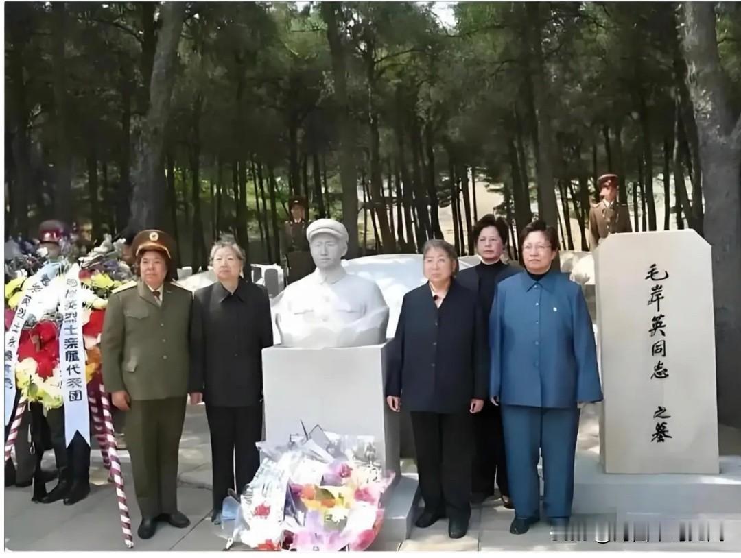 2006年，刘思齐、邵华、李敏、李讷四姐妹，在朝鲜桧仓烈士陵园，站在毛岸英烈士塑