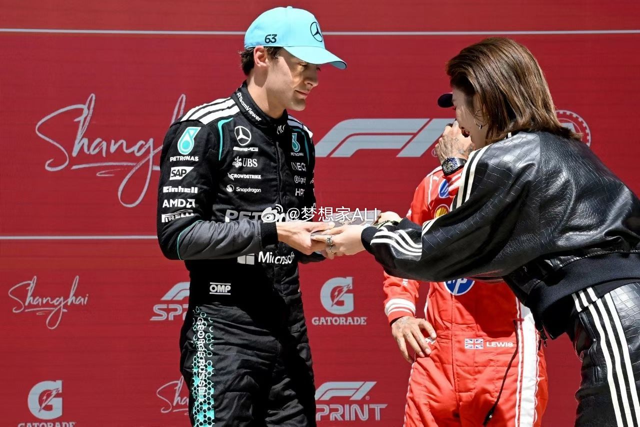 吴艳妮为冲刺赛前三名颁奖🏆f1F1冲刺赛拉塞尔夺F1中国站冲刺赛冠军  北京·