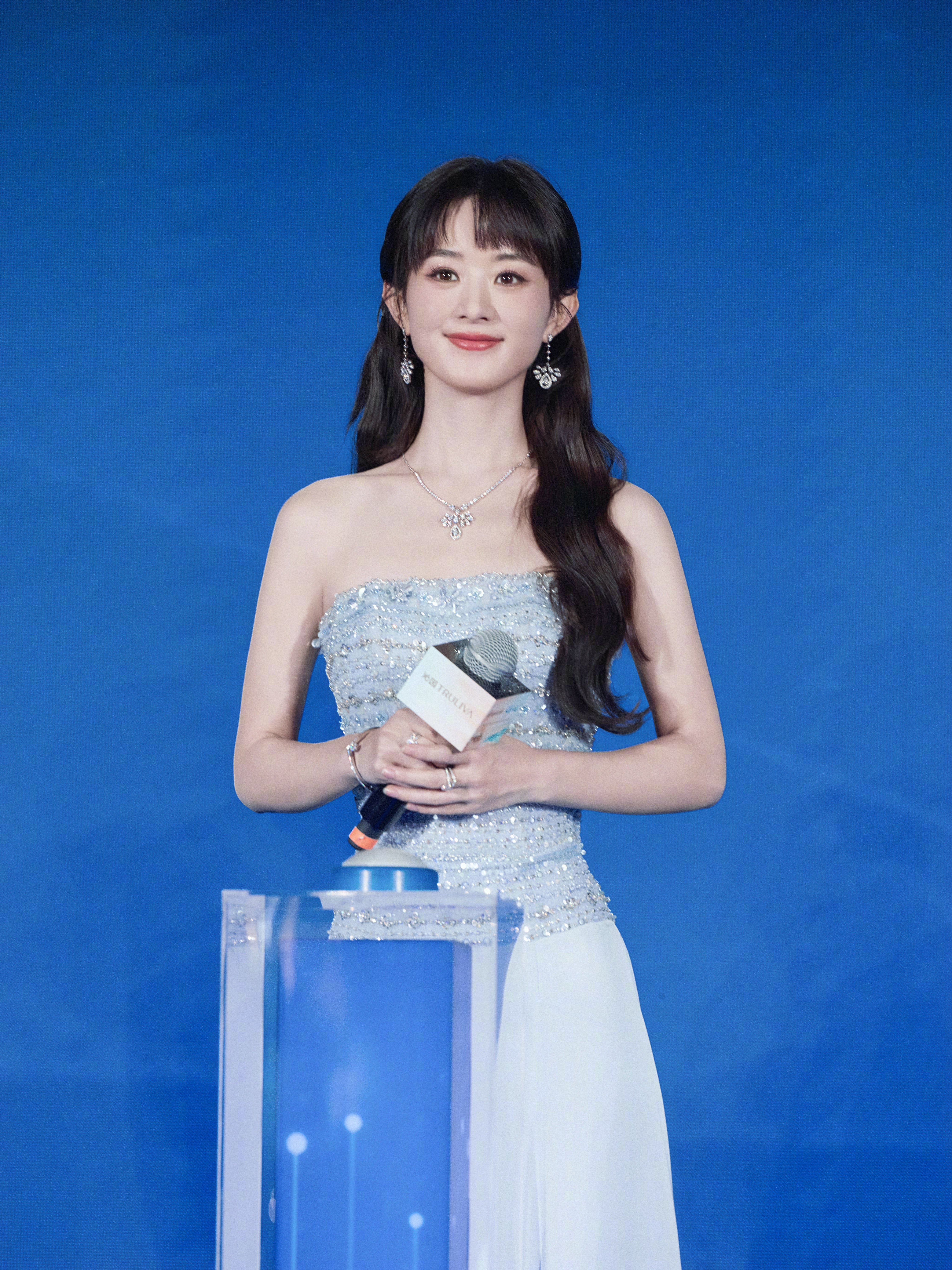 赵丽颖沁园年会   赵丽颖小城大事 有这么美的赵丽颖咋没人叫我~！