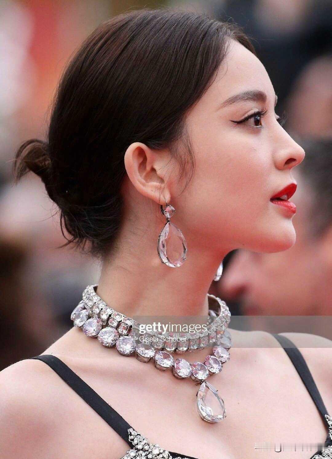 没有美颜的侧脸，美丽的不可方物