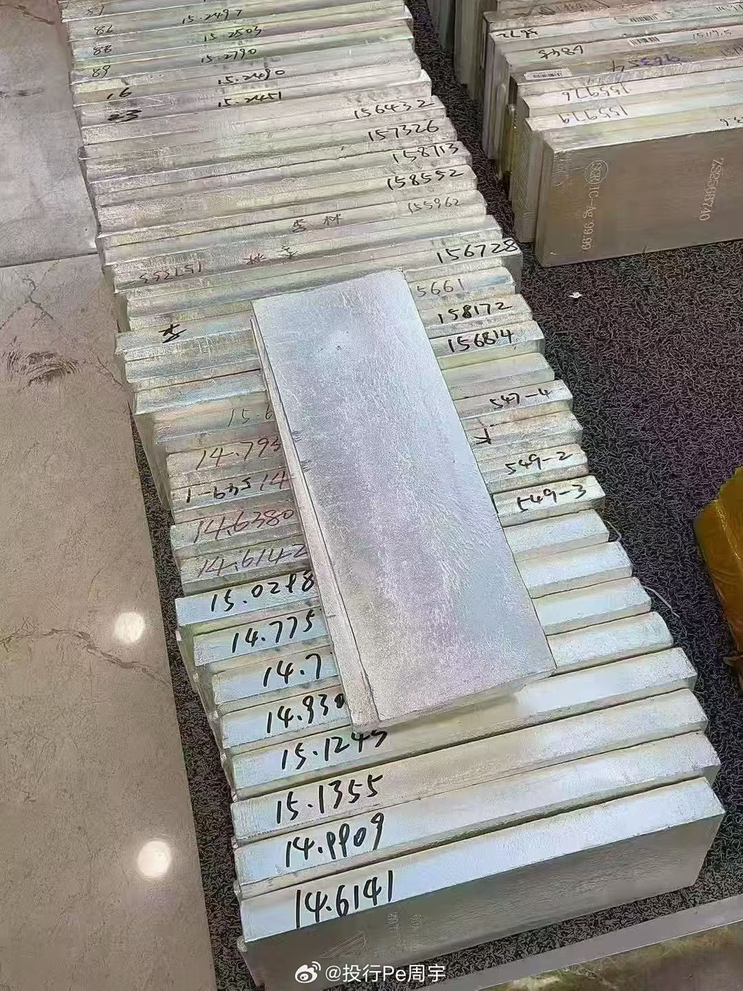 Ag 白银：进攻位白银一半是货币，一半是工业。银条银币门槛低，光伏电子撑需求，波