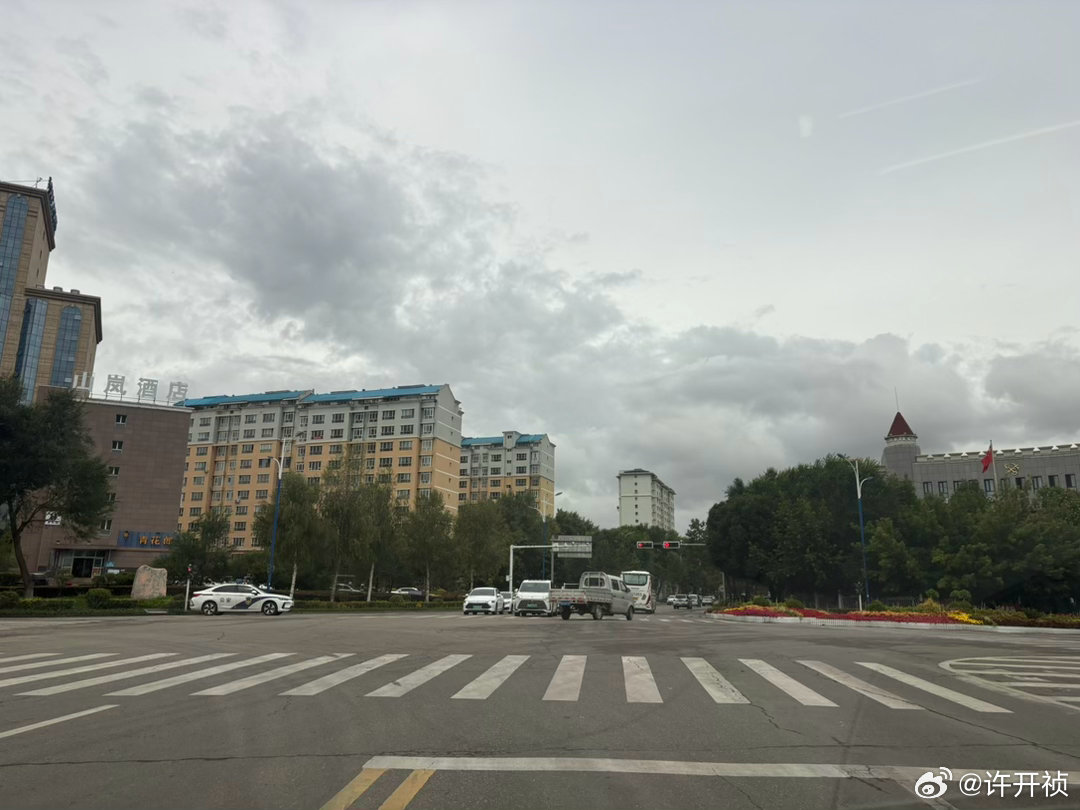 县域不大，小小的，但在广袤无垠的戈壁滩上，这里己是繁华了。新建的喜来酒店鹤立鸡群