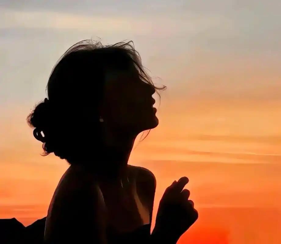 你调节情绪的速度，
就是你奔赴成功的速度。
遇事慌乱，
被坏情绪裹挟的人，
只会