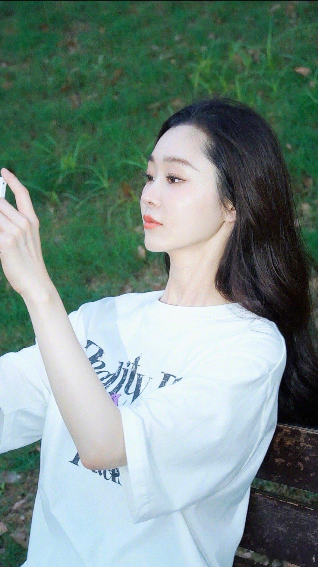 #宋轶告别七月plog#宋轶放饭啦！晒出了与青草地和晚霞的合照，松弛感满满！动图