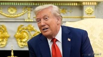美国前第一夫人希拉里·克林顿近日就特朗普总统在白宫建造舞厅的计划提出批评，称"这