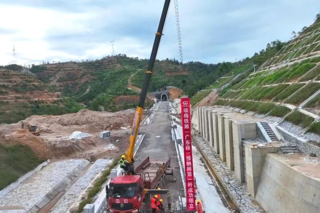 7月29日，瑞梅铁路广东段那根接触网支柱在平远一带稳稳立起来，别看只是“立了一根