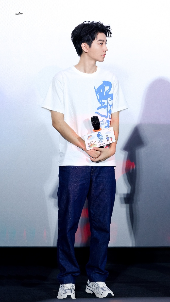 #王俊凯白T侧分露额头# 王俊凯白T侧分露额头，今日份路演满分精神的小凯，真的有
