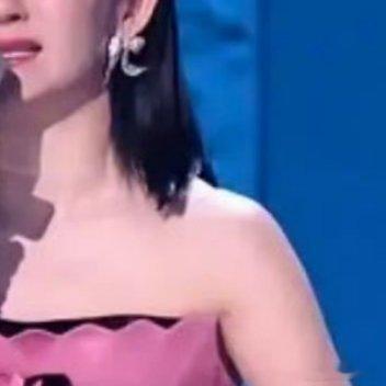 只能说这一届的网友太难伺候了，齐思钧人家是专业的男主持人，谢娜是女主持人感性一点