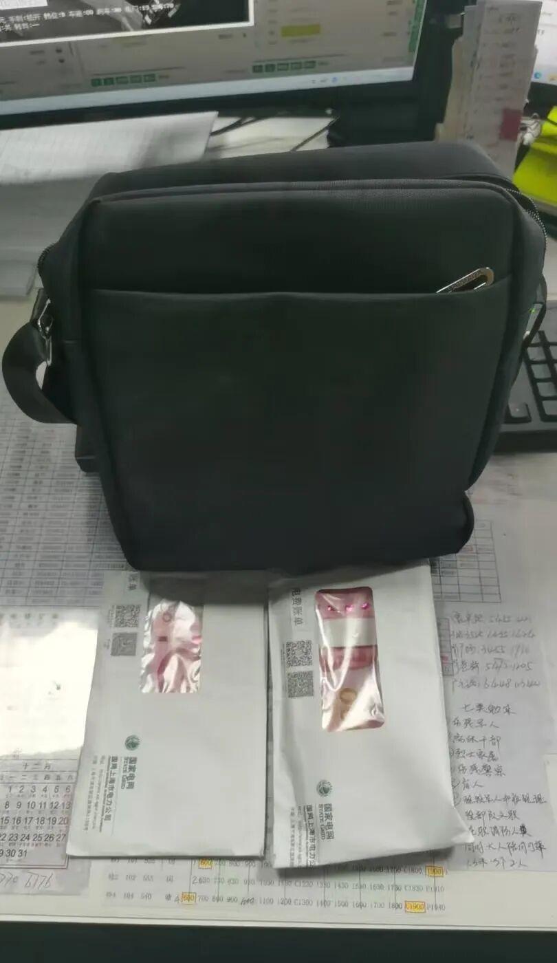 【老伯遗落万元“看病钱”，公交公司员工当天归还】日前，年届七旬的谢老伯乘坐958