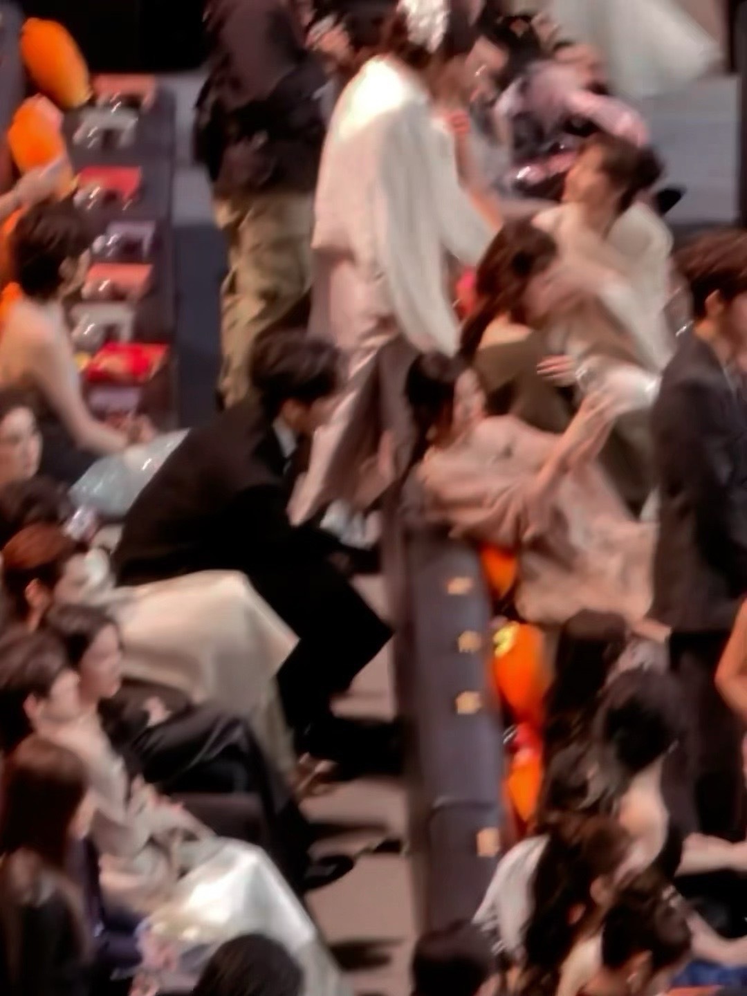 周柯宇陈妍希后台互动，狙击蝴蝶前后座，两人关系看起来还挺不错！微博之夜内场陈妍希