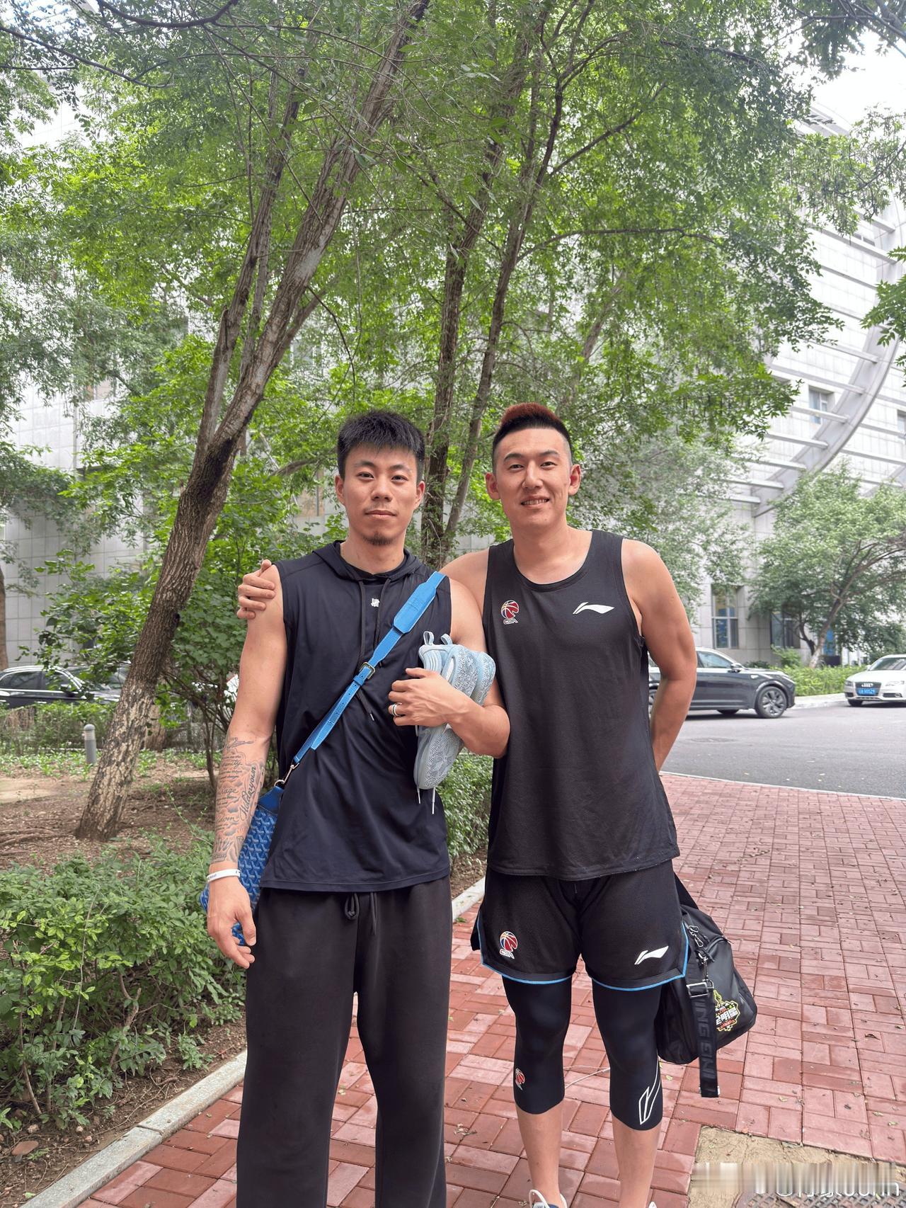 付豪更新社媒，晒他与张镇麟的合影，并祝福张镇麟转会加盟上海，可能付豪也能感觉到他