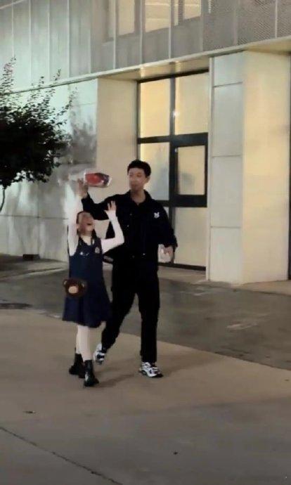 董璇带着小酒窝探班张维伊家人们，今天来跟大家聊聊娱乐圈里超有爱的一幕 —— 董璇