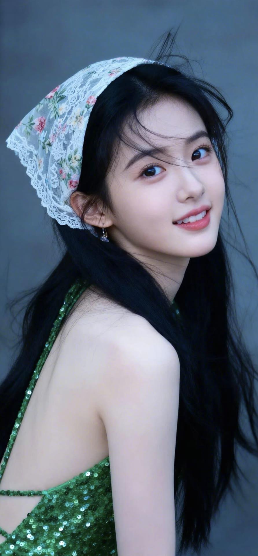 甜美少女，绿裙花边，温柔微笑，梦幻可爱