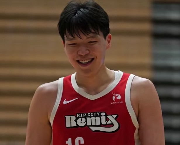 杨瀚森15分9篮板5助攻1抢断1盖帽看过比赛的来说一下今天小杨的表现如何？ 